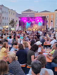 Open Air Konzerte HELP!  und SBO fanden am Rieder Hauptplatz statt